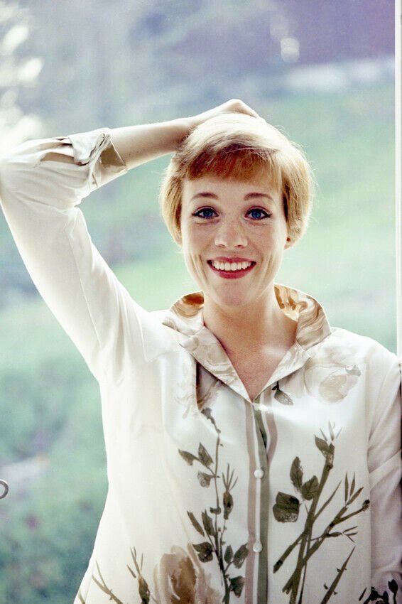 Julie Andrews Sings Her Favorite Songs photo