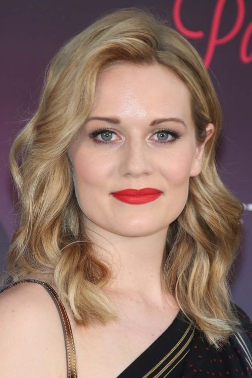 Cara Theobold photo