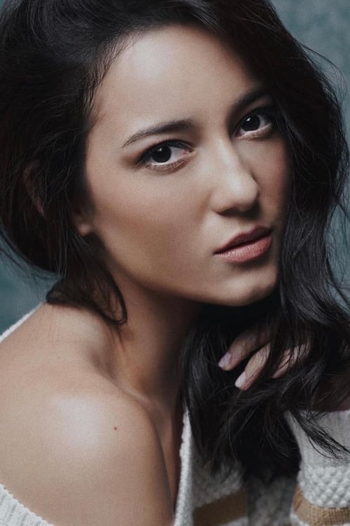 Julie Estelle photo