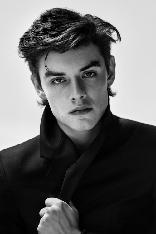 Louis Partridge photo