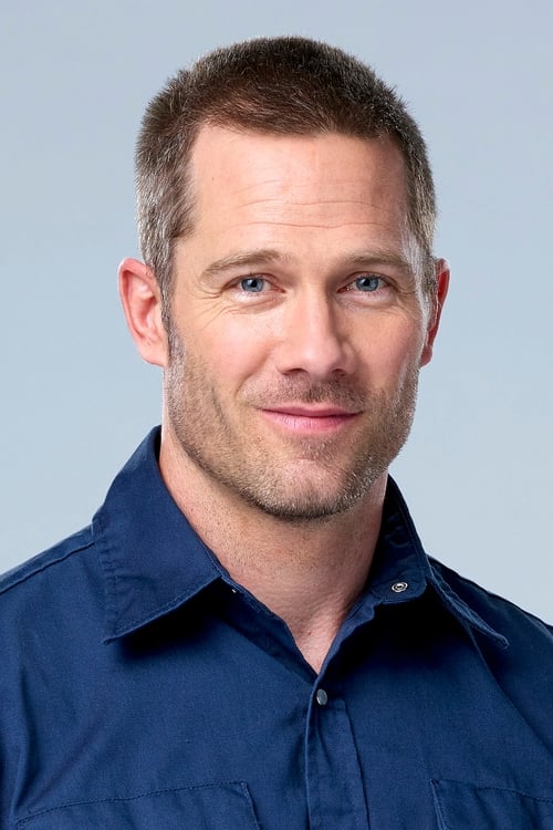 Luke Macfarlane photo