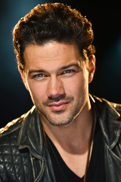 Ryan Paevey photo